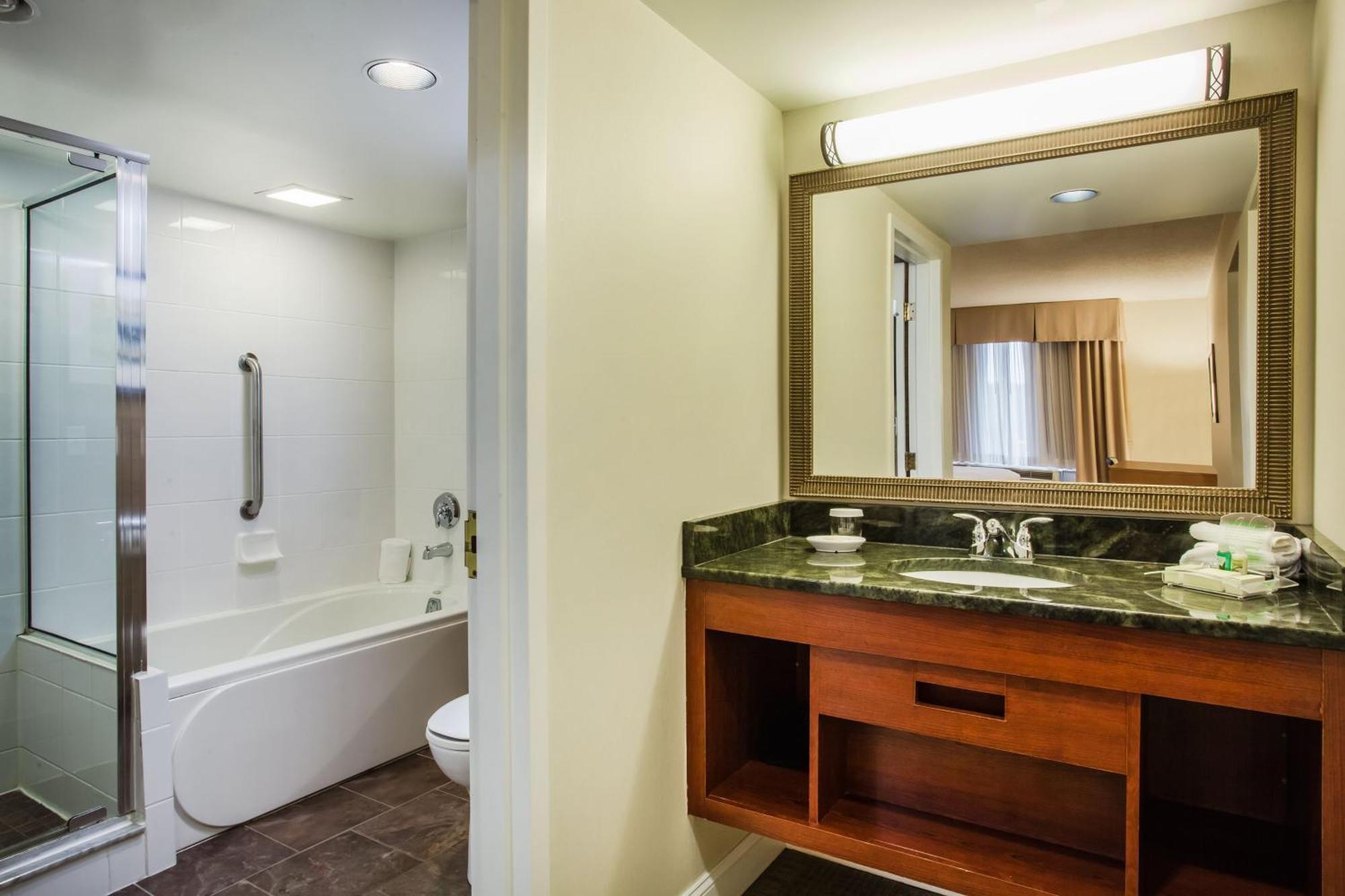 Holiday Inn Saratoga Springs By Ihg Стая снимка